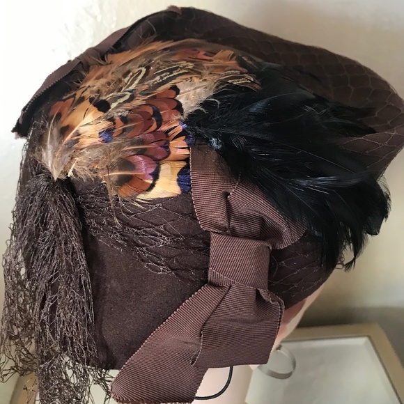 DELIGHTFUL 1940s\' BROWN FELT HAT WITH GROSGRAIN BOWS, FEATHER SPRAY + VEIL main image 9